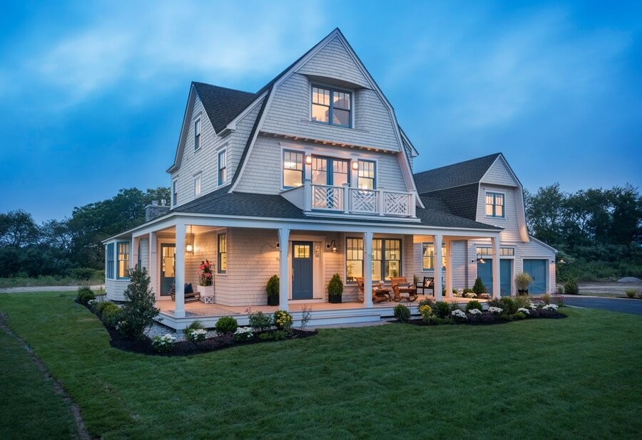 A home, seen from the exterior, illuminated by Lutron lighting fixtures and solutions.